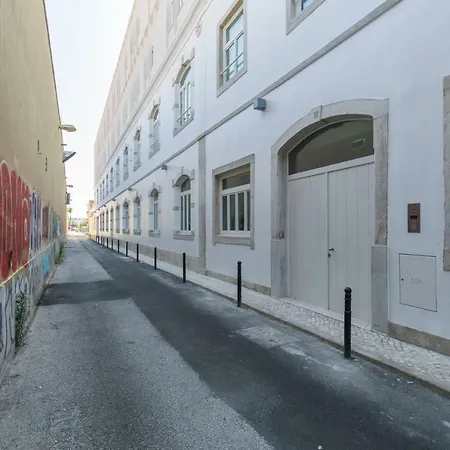 Lovelystay - Hidden Oasis With River View Apartment Lisbon